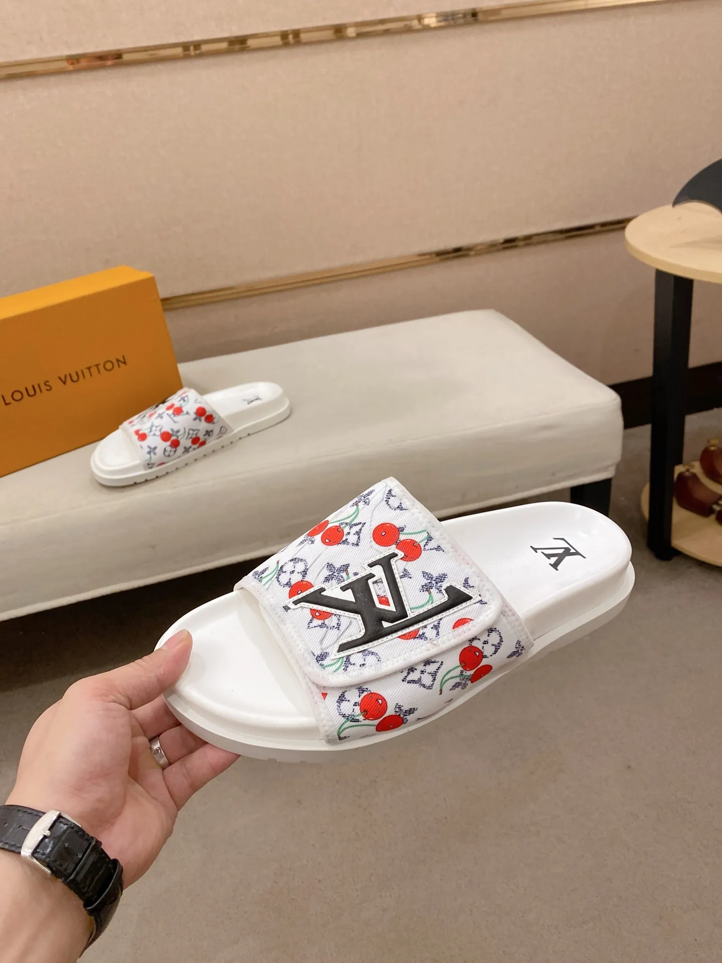 Men's shoes💰: 320💰Made by LV🔍Top purchasing agent, men's spring and summer slippers are available at the same counter. The uppers are made of cowhide imported from Italy, with logo graphics and high-quality craftsmanship. Soles: original soles specially provided by the original factory. Exclusive molded soles are super comfortable. Original goods with single order, 🔍🔍high quality, you can enter and exit the counter at will. Welcome to compare, code number 38-44. Can be customized45
